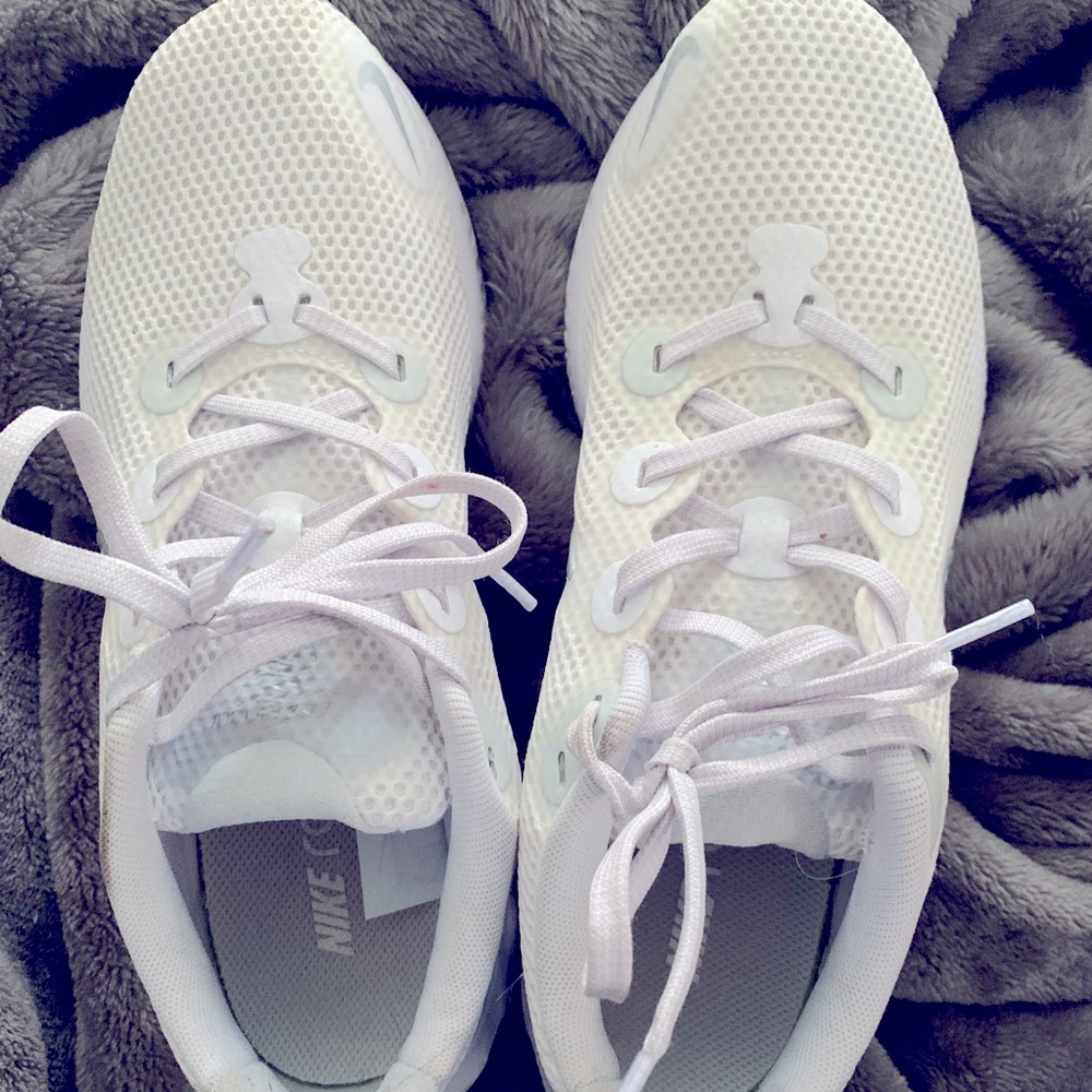 New Nike shoes women’s size 8.5